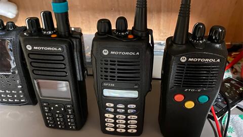 摩托羅拉GP338對講機MDC1200信令與森?？怂?800通信的軟件設計方案